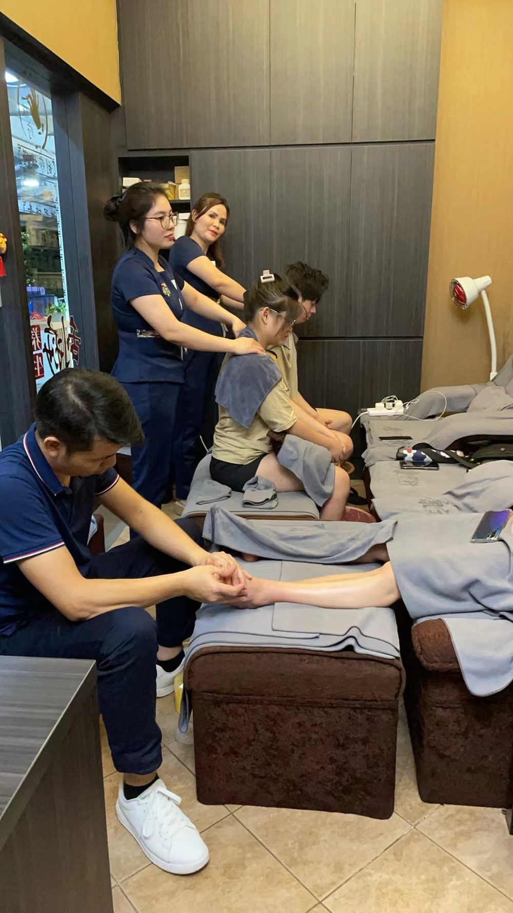 Kang Ning Xuan therapists giving body massages in the shop