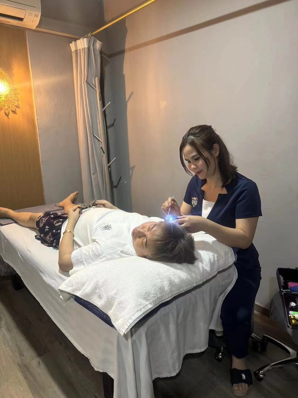Ear cleaning session at Kang Ning Xuan